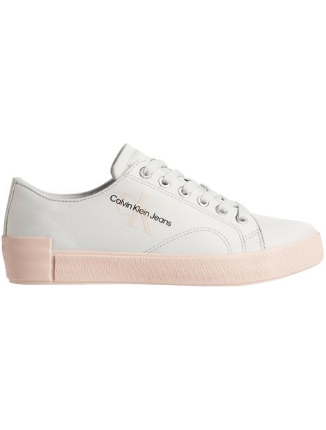 Zapatilla-con-logo-en-el-lateral