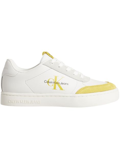 Zapatilla-con-logo-en-el-lateral