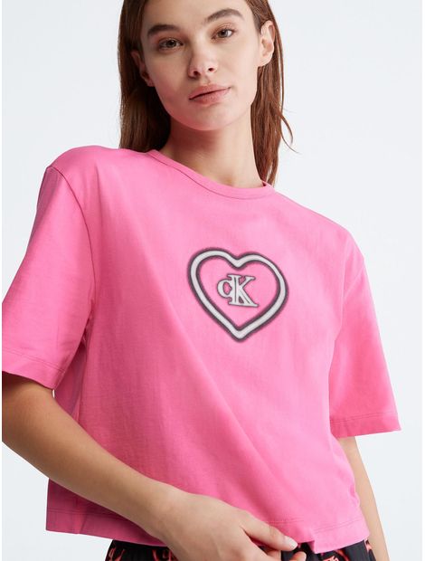 camiseta-de-pijama-rosada-con-corazon-para-mujer